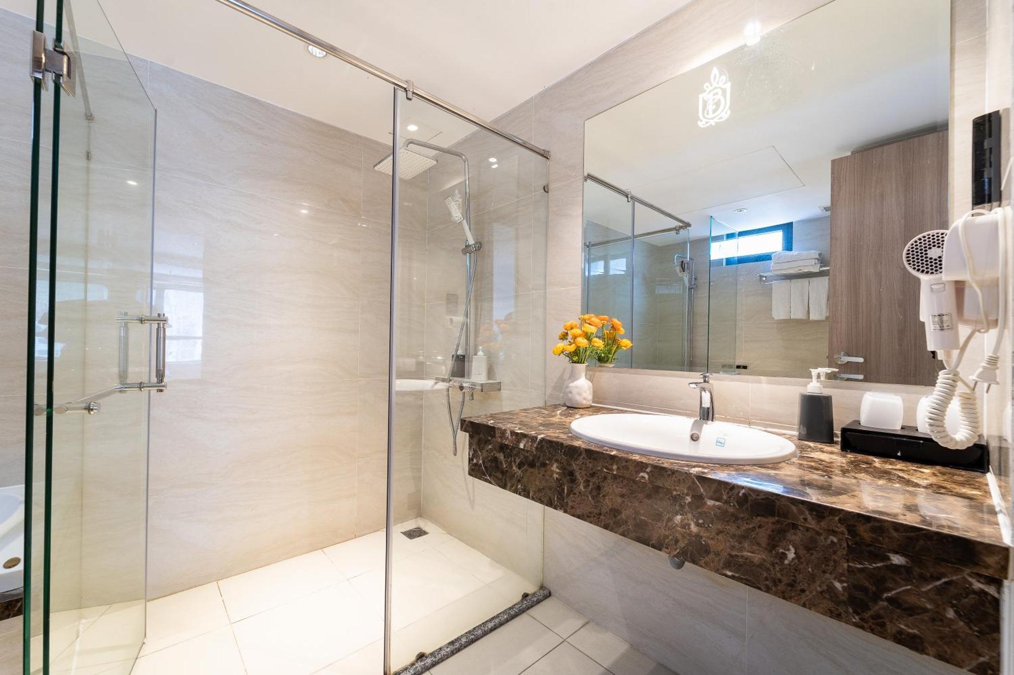 Nicecy Hotel Suites & Spa Хошимин Стая снимка
