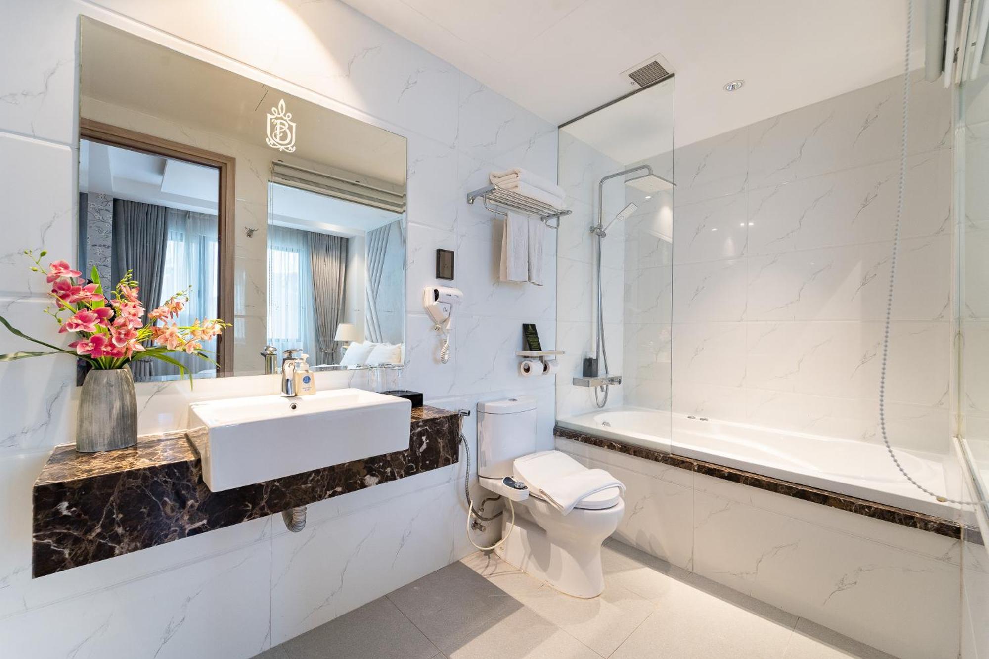Nicecy Hotel Suites & Spa Хошимин Екстериор снимка