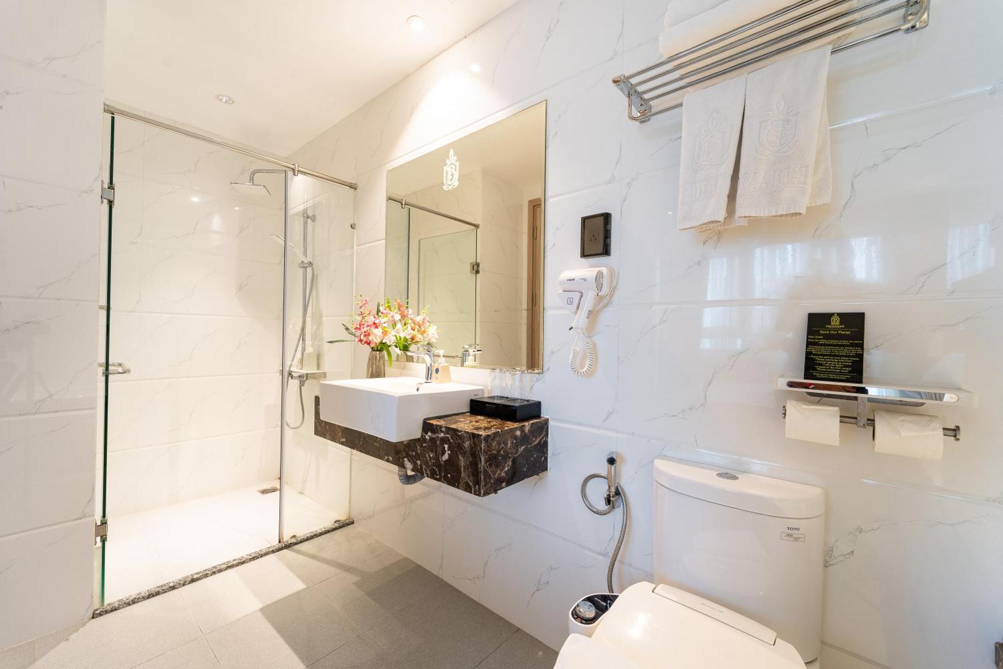 Nicecy Hotel Suites & Spa Хошимин Стая снимка